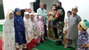 Babinsa Koramil 16/Tapung Bagikan Al-Qur’an untuk Mushola Assakinah Didesa Petapahan