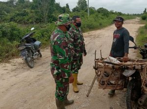 Babinsa Koramil 07/Kampar Patroli dan Beri Himbauan ke Masyarakat jangan Membakar Lahan