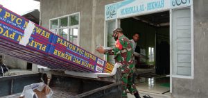 Wujud Kepedulian dI Wilayah, Babinsa Bantu Masyarakat Warga Binaan Rehap Mushola