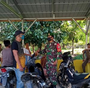 Babinsa Koramil 12/XIII Koto Kampar Himbau Warga Jaga Jarak