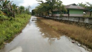Ruas Badan Jalan Didepan SMPN 1 XIII Koto Kampar Setiap Hujan Lebat Digenangi Air