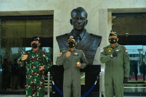 Jenderal Polisi Idham Azis Menerima Dua Penghargaan dari TNI