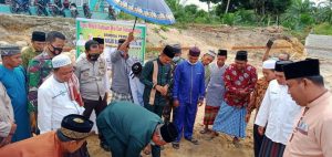 Babinsa Koramil 04/PKL Kuras dan Bhabinkamtibmas Hadiri Peletakan Batu Pertama Pembangunan Mesjid