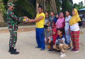 Komsos Koptu Yuliarno Berikan Bola Volly Kepada Ibu PKK