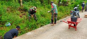 Babinsa Koramil 02/ Rambah Bersama Warga Gotong- Royong Bersihkan Parit