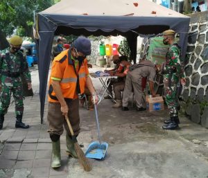 Terjaring Operasi Masker Warga Tebet Timur diberikan Sanksi Menyapu Jalan