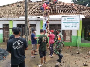 Tiga Pilar Dibantu Warga Benahi Masjid di Cilodong yang Rusak Akibat Puting Beliung