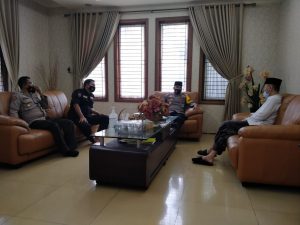 Kabid Humas Polda Banten Kunjungi Kediaman KH Embay Mulya Syarief