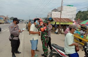 Bersama Tim Gabungan, Babinsa Koramil 04/PKL Kuras Operasi Yustisi dan Bagikan Masker Gratis