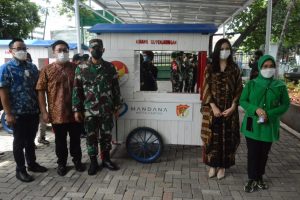 Didampingi Tiga Dandim, Danrem 052/Wkr Sumbang Puluhan Gerobak di Penjaringan