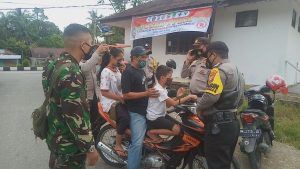 Tim Gabungan TNI-Polri dan Satpol PP di Posko PPKM bagikan Masker Kepada Warga