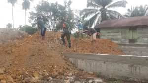 Bersama Masyarakat, Babinsa Koramil 07/Kampar Goro Timbun Pondasi Surau