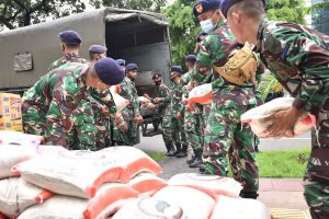 TNI AL Berangkatkan Satgas Penanggulangan Banjir ke Babakan Bekasi