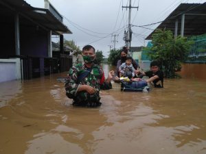 Personil Koramil 06/Setu Terjun ke Lokasi Banjir bantu Evakuasi Warga