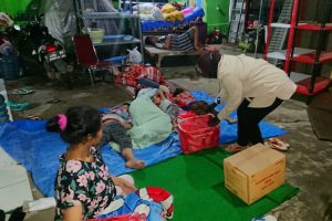 Tri Risma Terjun Langsung ke Lokasi Banjir di Bekasi untuk Salurkan Bantuan