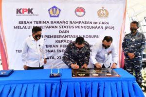 Kasal Tandatangani Penyerahan Tanah Rampasan Negara dari KPK Diatas KRI Dewaruci
