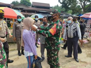 Aparat TNI / POLRI dan Pemkab Rohul Bagikan Masker