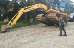 Permudah Pekerjaan Satgas Pra TMMD Ke- 110 , Babinsa Koramil 08 /Tandun Datangkan Alat Berat