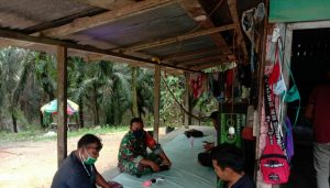 Jalin Silaturrahmi dan Sukseskan TMMD Ke- 110 , Babinsa Koramil 04/Pkl Kuras Komsos Dengan Masyarakat