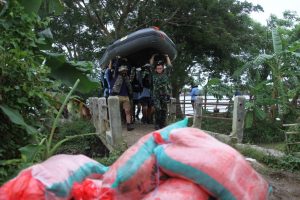Tanggul Sungai Citarum Jebol, TNI AL Salurkan Bantuan dan Evakuasi Warga Terisolir