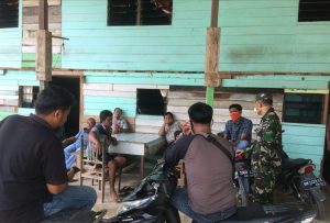 Sukseskan TMMD Ke-110 , Babinsa Koramil 04/Pkl Kuras Gencar Komsos Dengan Warga