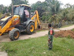 Panas Terik Matahari Tak Memupuskan Semangat Babinsa Koramil 01/Bkn Mengikuti Pra TMMD Ke-110  