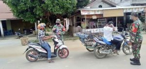 Gugah Kesadaran Masyarakat Dimasa PPKM , Babinsa Koramil 09/Langgam Turun Kejalan Bagikan Masker