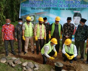 H. Syahrul Aidi Ma’azat Melakukan Peletakan Batu Pertama Rumah Tahfidz Al Qur’an Raudatus Sakinah Desa Tanjung