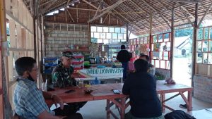 Sambil Minum Kopi, Babinsa Koramil 16/Tapung Komsos dan Sosialisasikan TMMD