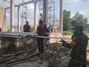 Upaya Berikan Dukungan TMMD Ke-110 Kodim 0313/Kpr, Babinsa Koramil 06/Siak Hulu Bantu Warga Goro