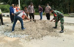Imbangi Kegiatan Pra TMMD Ke-110 Kodim 0313 /KPR , Babinsa Koramil 08 /Tandun Ajak Warga Timbun Jalan Berlubang