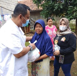 Wujud Kepedulian, Hamzah Center Berbagi Sembako kepada Yatim dan Duafa