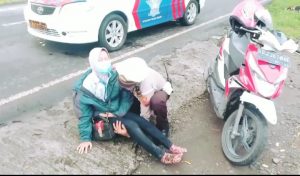 Salut…. Anggota Satlantas Sragen Bantu Wanita Hamil yang Mengalami Kecelakaan