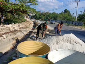 Babinsa Koramil 03/Bunut Goro Bantu Warga Buat Drainase Demi Menunjang Kesuksesan Pra TMMD Ke- 110