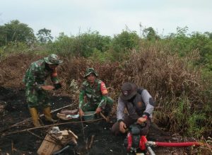 Koramil 07/Kampar Bersama Polri Serta MPA Melaksanakan Pemadaman dan Pendinginan