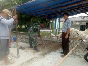 Babinsa Koramil 07/Kampar Bantu Bangun Rumah Warga Didesa Pulau Rambai