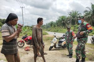 Anggota Koramil 14/Kpn Ingatkan Prokes Covid -19 dalam Mensukseskan TMMD Ke-110 Kodim 0313/Kpr