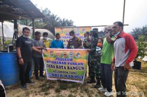 Pra TMMD Ke-110 Kodim 0313/KPR Berlangsung, Babinsa Koramil 16/Tapung Bantu Warga Tanam Semangka