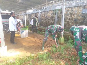 Semangat TMMD Ke-110 Kodim 0313/KPR, Satgas TMMD Bersama Aparatur Desa Laksanakan Goro di Kantor Desa Koto Ranah