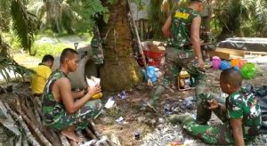 Makan Siang Dilokasi, Momen Kehangatan Satgas TMMD Ke-110 Kodim 0313 KPR dengan Warga
