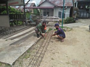 Mendukung TMMD Ke-110 Kodim O313/KPR, Babinsa Koramil 12/XIII Koto Kampar Bantu Bangun Rumah Warga