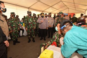 Panglima TNI dan Kapolri Tinjau Langsung Pelaksanaan Vaksinasi Prajurit TNI-Polri di Polda Kepri