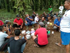 Sambil Melepas Lelah, Satgas TMMD Ke-110 Kodim 0313 KPR Senda Gurau Dengan Warga