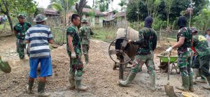 Antusias Warga Membantu Pengecoran Pembuatan Drainase Bersama Satgas TMMD di Desa Koto Ruang