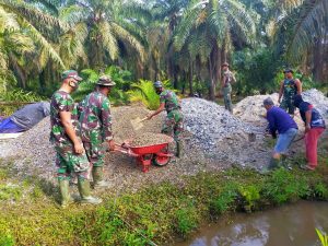 Gerobak Dorong Menjadi andalan Satgas TMMD Ke-110 Kodim 0313/Kpr Melangsir Material Box Culvert