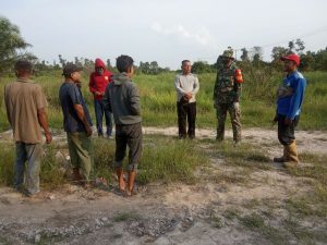 Cegah Karhutla, Babinsa Bersama MPA Lakukan Patroli dan Sosialisasi Dari Bahaya Dampak Karhutla