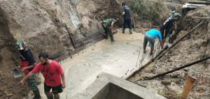 Warga Dan TNI Bersinergi Kebut Pengerjaan Box Culvert di Desa Bencah Kusuma