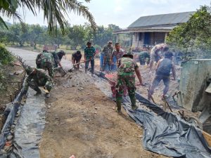 Satgas TMMD Saling Bahu Membahu dengan Masyarakat Pada Pengerjaan Semenisasi