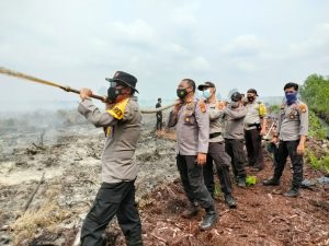 Pimpin Puluhan Anggotanya, Kapolres Kampar Sukses Padamkan Karhutla di Rimbo Panjang