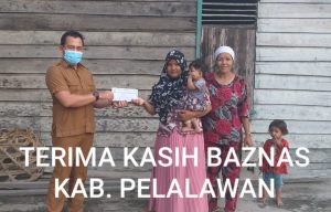 Melalui Program Pelalawan Sehat, Baznas Serahkan Zakat Biaya Pendampingan Berobat